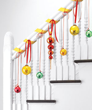 Decora con bolas de navidad colgadas - LaCelebracion.com